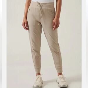 Athleta Size 16 Trekkie North Jogger Ecru Tan Khaki Mid Rise Joggers Pants